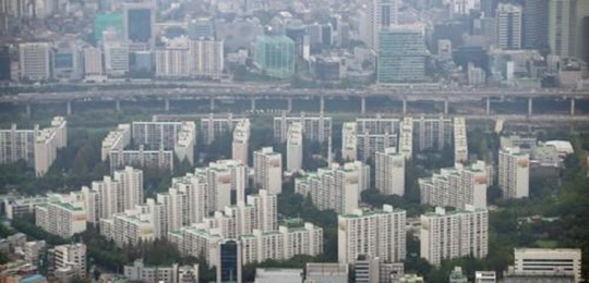 9·13 대책 발표 후 서울 강남 지역에서 2000만원을 내린 급매물이 등장해 약발이 먹혀든 모양새다. 강북은 아직 지켜보자는 입장이다. 사진은 송파 일대 아파트 전경<연합뉴스>